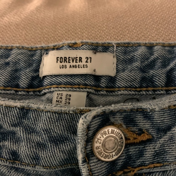 ✨TRENDY “Butt Rip” Jeans!✨ - Picture 6 of 6